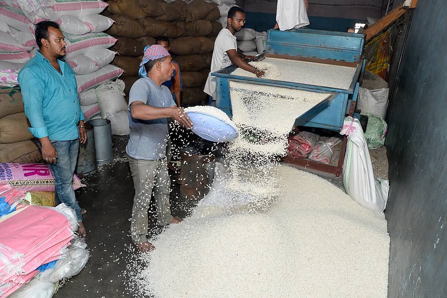 ದಾವಣಗೆರೆಯ ಆಜಾದ್ನಗರದ ಮಂಡಕ್ಕಿ ಬಟ್ಟಿಯಲ್ಲಿ ಮಂಡಕ್ಕಿ ತಯಾರಾಗುತ್ತಿರುವುದು –ಪ್ರಜಾವಾಣಿ ಚಿತ್ರಗಳು/ ಸತೀಶ ಬಡಿಗೇರ್