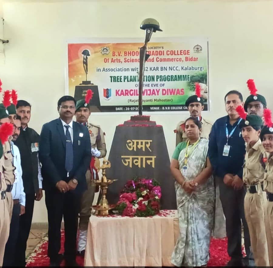 ಕಾರ್ಗಿಲ್ ವಿಜಯ್ ದಿವಸ್ ರಜತ ಮಹೋತ್ಸವ ಕಾರ್ಯಕ್ರಮದ ಅಂಗವಾಗಿ ಹುತಾತ್ಮ ಯೋಧರಿಗೆ ಬೀದರ್ನ ಬಿ.ವಿ. ಭೂಮರಡ್ಡಿ ಕಾಲೇಜಿನಲ್ಲಿ ಗೌರವ ಸಲ್ಲಿಸಲಾಯಿತು