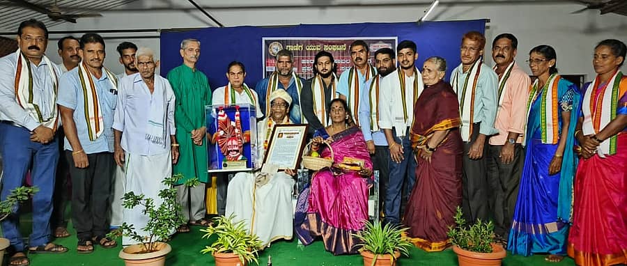 ಮಂದಾರ್ತಿ ಮೇಳದ ಎರಡನೆಯ ವೇಷಧಾರಿ ಆಜ್ರಿ ಗೋಪಾಲ ಗಾಣಿಗರಿಗೆ ಹಾರಾಡಿ ಮಹಾಬಲ ಗಾಣಿಗ ಸಂಸ್ಮರಣೆ ಪ್ರಶಸ್ತಿ ನೀಡಿ ಗೌರವಿಸಲಾಯಿತು
