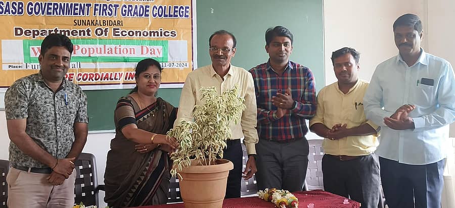ರಾಣೆಬೆನ್ನೂರು ತಾಲ್ಲೂಕಿನ ಸುಣಕಲ್ಲಬಿದರಿ ಅರಳಿ ಸಿದ್ಲಿಂಗಪ್ಪ ಬಸಪ್ಪ ಸರ್ಕಾರಿ ಪ್ರಥಮ ದರ್ಜೆ ಕಾಲೇಜಿನಲ್ಲಿ ಏರ್ಪಡಿಸಿದ್ದ ವಿಶ್ವ ಜನಸಂಖ್ಯಾ ದಿನಾಚರಣೆಯನ್ನು ಪ್ರೊ.ಮಹಮ್ಮದ ಶಫಿ ವದ್ದೋ ಉದ್ಘಾಟಿಸಿದರು