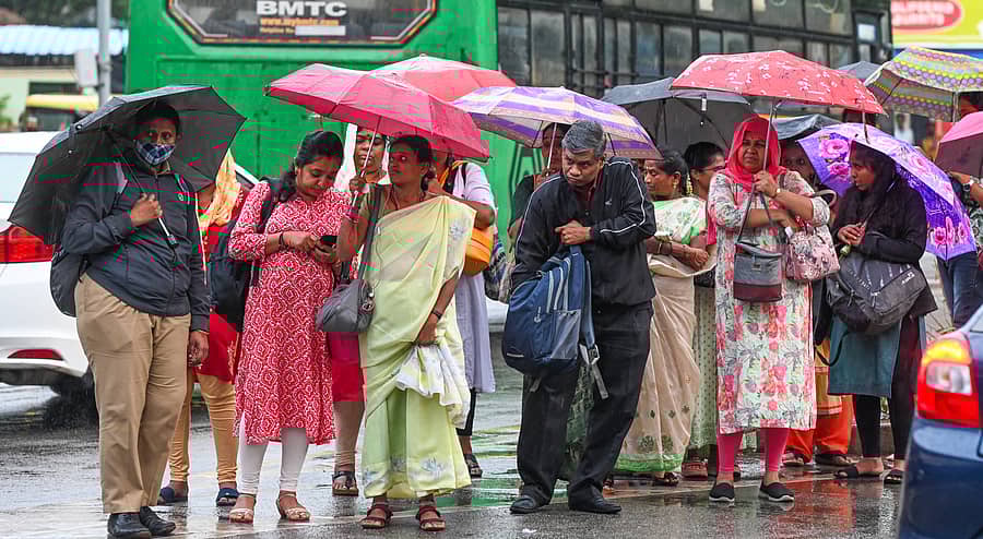 ನಗರದ ಶೇಷಾದ್ರಿಪುರದಲ್ಲಿ ತುಂತುರು ಮಳೆಯಲ್ಲಿ ಬಸ್ಗಾಗಿ ಕೊಡೆ ಹಿಡಿದು ಕಾದ ಜನ
ಪ್ರಜಾವಾಣಿ ಚಿತ್ರ / ಎಂ.ಎಸ್.ಮಂಜುನಾಥ್