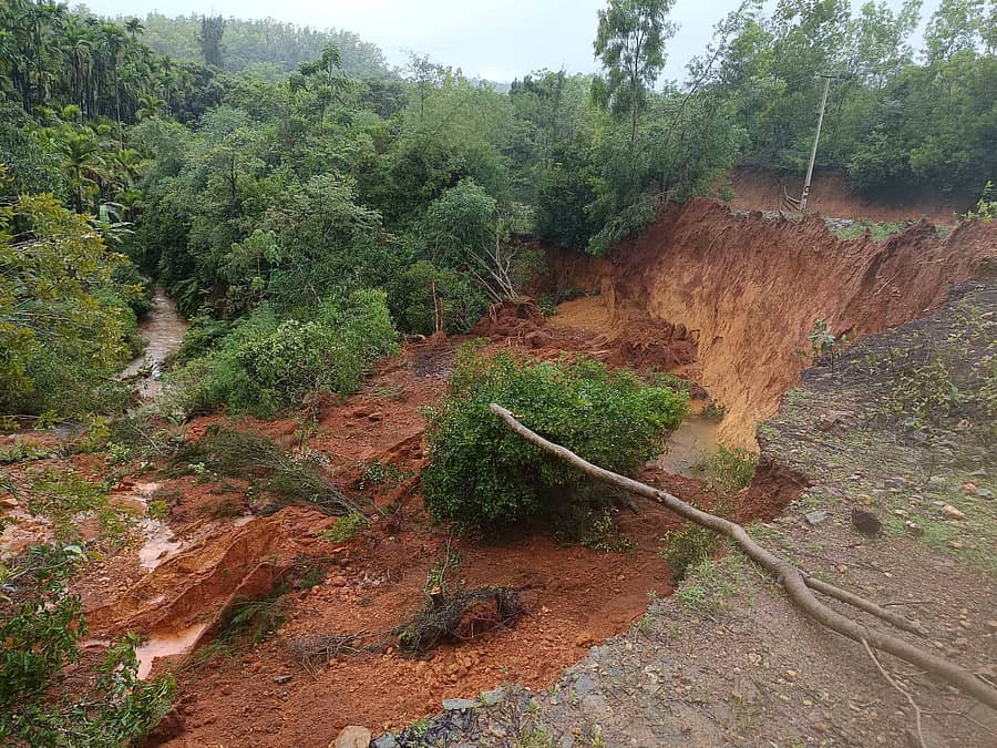 ಹೊಸನಗರ ತಾಲ್ಲೂಕಿನ ಗೌರಿಕೆರೆ– ಕಟ್ಟಿನಹೊಳೆ ಮಾರ್ಗದಲ್ಲಿ ಭೂಕುಸಿದಿರುವುದು
