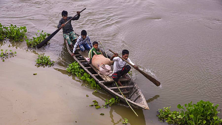 ಅಸ್ಸಾಂನ ಪ್ರವಾಹ ಪೀಡಿತ ಮೊರಿಗಾಂವ್ ಜಿಲ್ಲೆಯ ಬಲಿಮುಕ್ ಗ್ರಾಮದ ಜನರು ದೋಣಿ ಮೂಲಕ ಶನಿವಾರ ಸುರಕ್ಷಿತ ಪ್ರದೇಶದತ್ತ ಸಾಗಿದರು –ಪಿಟಿಐ ಚಿತ್ರ