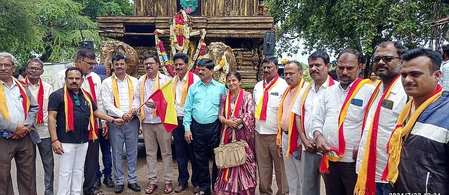 ಪಾವಗಡ ತಾಲ್ಲೂಕು ಅರಸೀಕೆರೆಯಲ್ಲಿ ಸೋಮವಾರ ಕನ್ನಡ ರಥಯಾತ್ರೆಗೆ ಅದ್ದೂರಿ ಸ್ವಾಗತ ನೀಡಲಾಯಿತು. ತಹಶೀಲ್ದಾರ್ ವರದರಾಜು, ಇಒ ಜಾನಕಿರಾಂ, ಜಿಲ್ಲಾ ಕನ್ನಡ ಸಾಹಿತ್ಯ ಪರಿಷತ್ ಅಧ್ಯಕ್ಷ ಕೆ.ಎಸ್.ಸಿದ್ದಲಿಂಗಪ್ಪ, ತಾಲ್ಲೂಕು ಘಟಕದ ಅಧ್ಯಕ್ಷ ಕಟ್ಟಾನರಸಿಂಹಮೂರ್ತಿ, ಗ್ರಾಮ ಪಂಚಾಯಿತಿ ಅಧ್ಯಕ್ಷ ಎಂ.ನಾಗರಾಜು. ಪಿಡಿಒ ಸಂತೋಷ್ ಸಿಂಗ್ ಇದ್ದರು