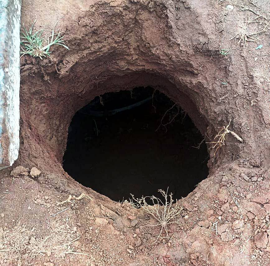 ಚನ್ನಪಟ್ಟಣ ನಗರದ ಬಾಲಕರ ಸರ್ಕಾರಿ ಪದವಿ ಪೂರ್ವ ಕಾಲೇಜು ಆಟದ ಮೈದಾನದಲ್ಲಿ ಭೂಕುಸಿತದಿಂದ ಬಿದ್ದಿರುವ ಹೊಂಡ