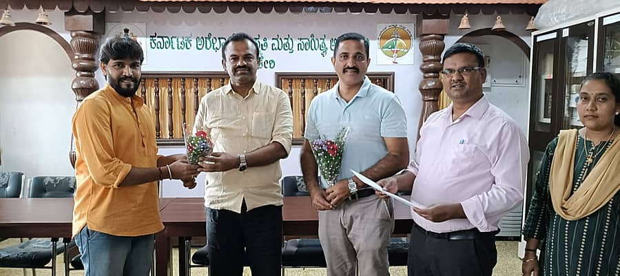 ಕರ್ನಾಟಕ ಅರೆಭಾಷೆ ಸಂಸ್ಕೃತಿ ಮತ್ತು ಸಾಹಿತ್ಯ ಅಕಾಡೆಮಿಗೆ ನೂತನ ಸದಸ್ಯರಾಗಿ ನೇಮಕವಾಗಿರುವ ಪಿ.ಎಂ.ಸಂದೀಪ್ ಮತ್ತು ಲೋಕೇಶ್ ಊರುಬೈಲು ಅವರನ್ನು ಅಕಾಡೆಮಿ ಅಧ್ಯಕ್ಷ ಸದಾನಂದ ಮಾವಜಿ ಅವರು ಶುಕ್ರವಾರ ಮಡಿಕೇರಿಯಲ್ಲಿ ಭೇಟಿಯಾದರು. ಅಕಾಡೆಮಿ ರಿಜಿಸ್ಟಾರ್ ಚಿನ್ನಸ್ವಾಮಿ ಭಾಗವಹಿಸಿದ್ದರು.