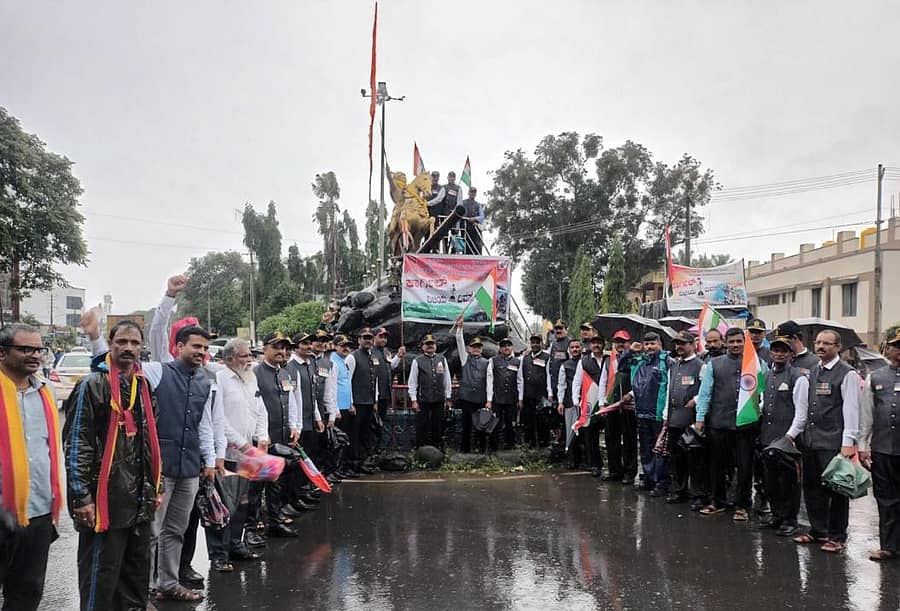 ಹಳಿಯಾಳದ ಶಿವಾಜಿ ವೃತ್ತದಲ್ಲಿ ಮಾಜಿ ಸೈನಿಕರು ಕಾರ್ಗಿಲ್ ವಿಜಯ ದಿವಸದ 25ನೇ ವಾರ್ಷಿಕೋತ್ಸವ ಆಚರಿಸಿದರು