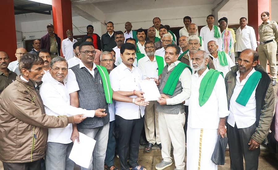 ಶಿವಮೊಗ್ಗದಲ್ಲಿ ಶುಕ್ರವಾರ ರೈತ ಸಂಘದಿಂದ ಸಂಸದ ಬಿ.ವೈ.ರಾಘವೇಂದ್ರ ಅವರಿಗೆ ಮನವಿ ಸಲ್ಲಿಸಲಾಯಿತು