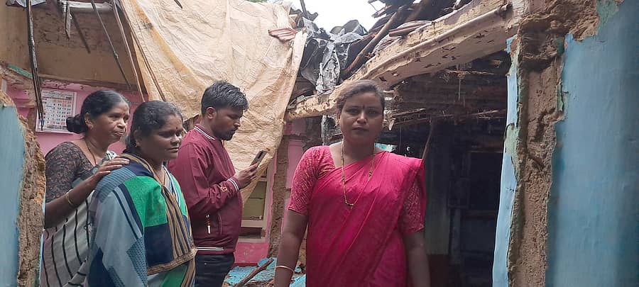 ಹೊಳೆಹೊನ್ನೂರಿನ ಸಮೀಪದ ಅರಹತೊಳಲು ಗ್ರಾಮದಲ್ಲಿ ಮಳೆಗೆ ಮನೆ ಕುಸಿದಿರುವ ಸ್ಥಳಕ್ಕೆ ಗ್ರಾಮಡಳಿತದ ಅಧಿಕಾರಿಗಳು ಭೇಟಿ ನೀಡಿ ಪರಿಶೀಲಿಸಿದರು