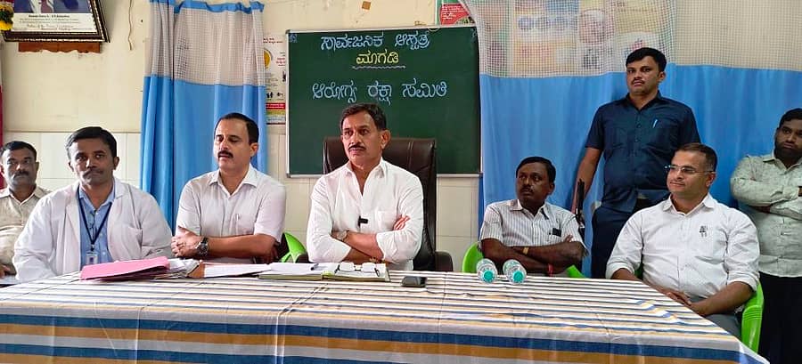 ಮಾಗಡಿ ಸರ್ಕಾರಿ ಆಸ್ಪತ್ರೆಯಲ್ಲಿ ಶಾಸಕ ಬಾಲಕೃಷ್ಣ ಅಧ್ಯಕ್ಷತೆಯಲ್ಲಿ ಡೆಂಗಿ ಪ್ರಕರಣಕ್ಕೆ ಸಂಬಂಧಿಸಿದಂತೆ ವಿಶೇಷ ಸಭೆ ನಡೆಸಲಾಯಿತು