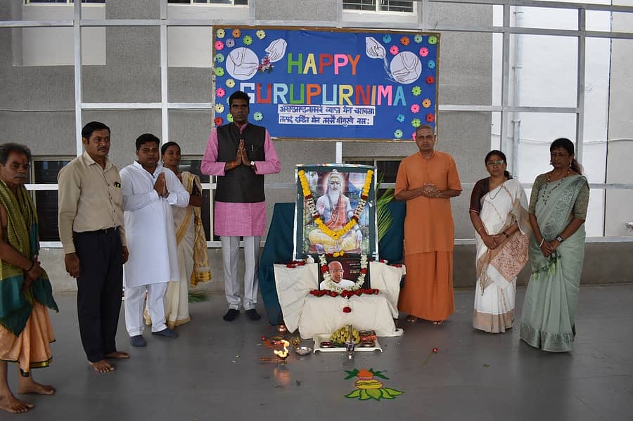 ವಿಜಯಪುರ ನಗರದ ಬಿ.ಎಲ್.ಡಿ.ಇ ಸಂಸ್ಥೆಯ ಬಿ.ಎಂ. ಪಾಟೀಲ ಪಬ್ಲಿಕ್ ಶಾಲೆಯಲ್ಲಿ ಸೋಮವಾರ ಗುರುಪೂರ್ಣಿಮೆ ಕಾರ್ಯಕ್ರಮ ಜರುಗಿತು. ಕಾಖಂಡಕಿಯ ಗುರುದೇವಾಶ್ರಮದ ಶಿವಯೋಗೀಶ್ವರ ಸ್ವಾಮೀಜಿ, ಪ್ರಾಚಾರ್ಯ ಶೈಜು ನಾಯರ್ ಪಾಲ್ಗೊಂಡಿದ್ದರು