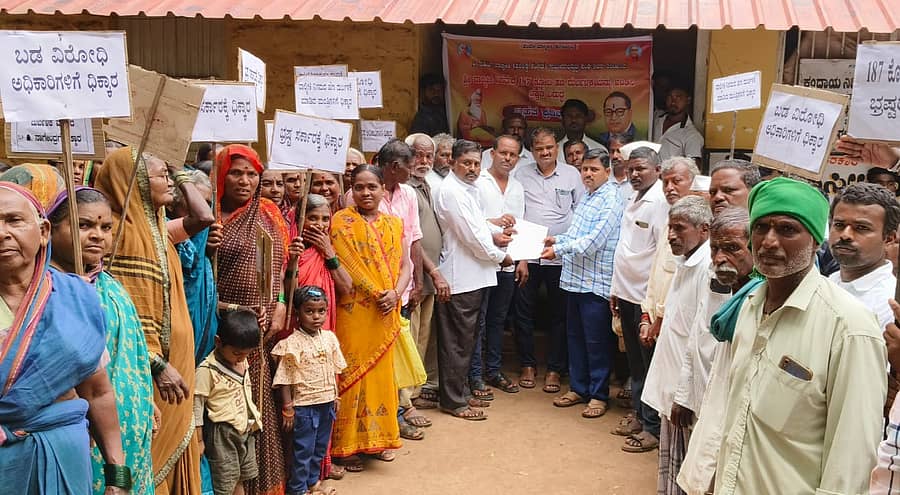 ಕಲಾದಗಿ ಗ್ರಾಮದಲ್ಲಿ ಮಂಗಳವಾರ ವಾಲ್ಮೀಕಿ ನಿಗಮದಲ್ಲಿನ ಹಗರಣವನ್ನು ಖಂಡಿಸಿ ಗ್ರಾಮದ ಮಹರ್ಷಿ ವಾಲ್ಮೀಕಿ ಗ್ರಾಮೀಣಾಭಿವೃದ್ಧಿ ಸಂಘದ ವತಿಯಿಂದ ಉಪತಹಶೀಲ್ದಾರ್ ಆರ್.ಆರ್. ಕುಲಕರ್ಣಿ ಅವರಿಗೆ ಮನವಿ ಸಲ್ಲಿಸಲಾಯಿತು