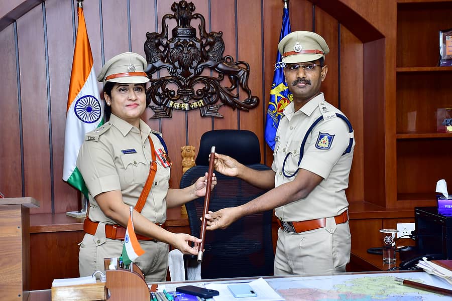 ನಿರ್ಗಮಿತ ಎಸ್ಪಿ ರಂಜಿತ್ ಕುಮಾರ್ ಬಂಡಾರು ಅವರು ನೂತನ ಎಸ್ಪಿ ಡಾ. ಶೋಭಾರಾಣಿ ವಿ.ಜೆ ಅವರಿಗೆ ಅಧಿಕಾರ ಹಸ್ತಾಂತರಿಸಿದರು.