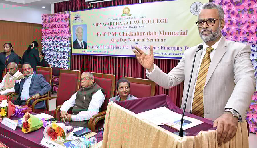 ಮೈಸೂರಿನ ವಿದ್ಯಾವರ್ಧಕ ಕಾನೂನು ಕಾಲೇಜಿನಲ್ಲಿ ಪ್ರೊ.ಪಿ.ಎಂ. ಚಿಕ್ಕಬೋರಯ್ಯ ಸ್ಮರಣಾರ್ಥ ಆಯೋಜಿಸಿದ್ದ ‘ಕೃತಕ ಬುದ್ಧಿಮತ್ತೆ ಮತ್ತು ನ್ಯಾಯ ವ್ಯವಸ್ಥೆ: ಈಗಿನ ಬೆಳವಣಿಗೆಗಳು’ ಕುರಿತ ರಾಷ್ಟ್ರೀಯ ವಿಚಾರಸಂಕಿರಣದಲ್ಲಿ ಹೈಕೋರ್ಟ್ ನ್ಯಾಯಮೂರ್ತಿ ಎಂ.ಜಿ. ಶುಕುರ್ ಕಮಲ್ ಮಾತನಾಡಿದರು