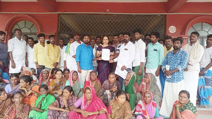 ಸಿಂಧನೂರಿನ ಕೃಷಿ ಕೂಲಿ ಕಾರ್ಮಿಕರ ಹಕ್ಕುಗಳ ಸಮಿತಿ ಪದಾಧಿಕಾರಿಗಳು ಶನಿವಾರ ತಹಶೀಲ್ದಾರ್ ಕಚೇರಿ ಸಿಬ್ಬಂದಿಗೆ ಮನವಿ ಪತ್ರ ಸಲ್ಲಿಸಿದರು