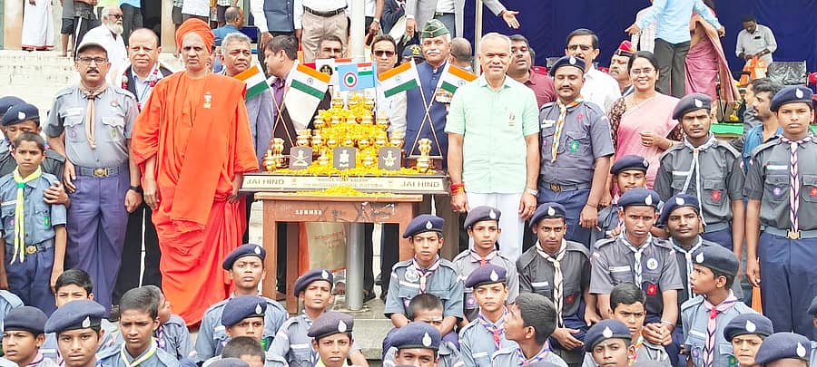 <div class="paragraphs"><p>ತುಮಕೂರಿನ ಸಿದ್ಧಗಂಗಾ ಮಠದಲ್ಲಿ ಭಾನುವಾರ ಸಿಟಿಜನ್ಸ್ ಸೊಸೈಟಿ ಆಫ್ ಇಂಡಿಯಾ ಸಂಘಟನೆಯಿಂದ ಕಾರ್ಗಿಲ್ ಯುದ್ಧದ ರಜತ ಮಹೋತ್ಸವದ ಪ್ರಯುಕ್ತ ನೆನಪಿನ ಸಮಾರಂಭ ಹಮ್ಮಿಕೊಳ್ಳಲಾಗಿತ್ತು. ಸಿದ್ಧಗಂಗಾ ಮಠದ ಸಿದ್ಧಲಿಂಗ ಸ್ವಾಮೀಜಿ, ಶಾಸಕರಾದ ಬಿ.ಸುರೇಶ್ಗೌಡ, ಜಿ.ಬಿ.ಜ್ಯೋತಿಗಣೇಶ್ ಇತರರು ಉಪಸ್ಥಿತರಿದ್ದರು.</p></div>