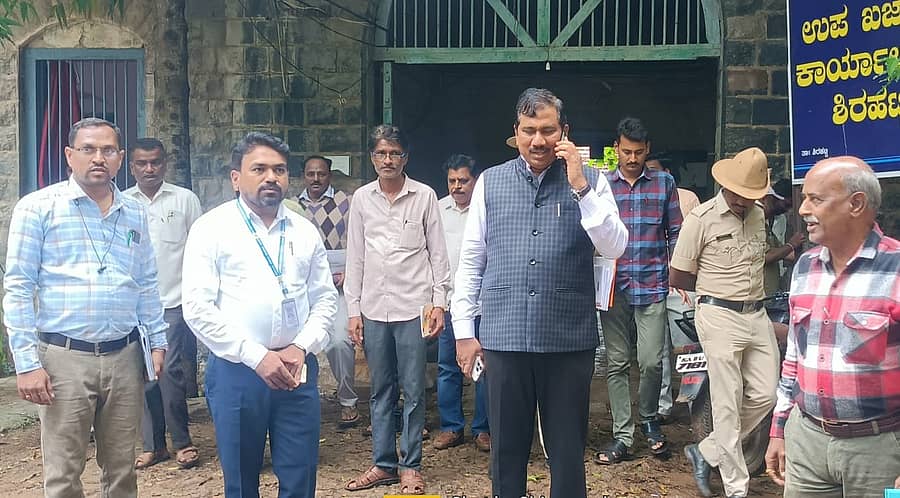 ಶಿರಹಟ್ಟಿಯ ಪಟ್ಟಣ ಪಂಚಾಯ್ತಿಗೆ ಜಿಲ್ಲಾಧಿಕಾರಿ ಗೋವಿಂದರಡ್ಡಿ ಅವರು ಶುಕ್ರವಾರ ಭೇಟಿ ನೀಡಿ ಪರಿಶೀಲಿಸಿದರು