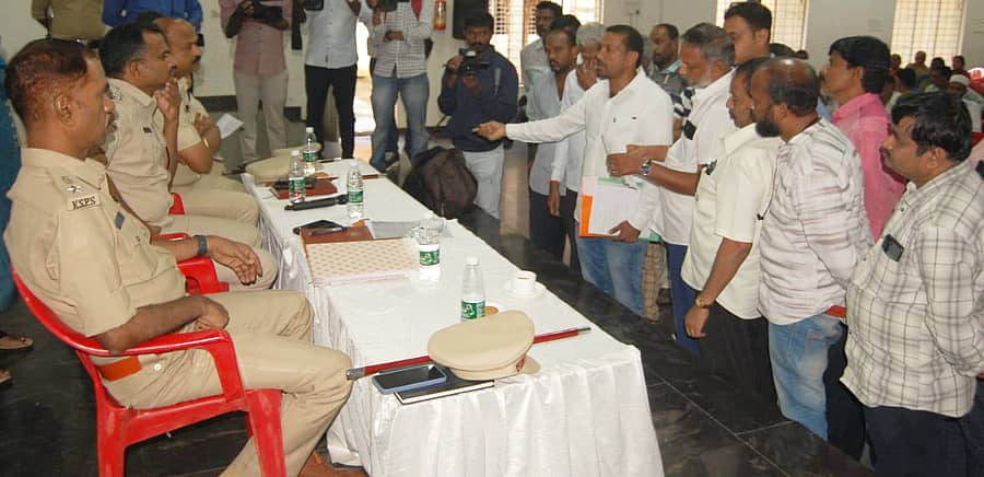 ತುಮಕೂರಿನಲ್ಲಿ ಶುಕ್ರವಾರ ಜಿಲ್ಲಾ ಪೊಲೀಸ್ ವರಿಷ್ಠಾಧಿಕಾರಿ ಕೆ.ವಿ.ಅಶೋಕ್ ನೇತೃತ್ವದಲ್ಲಿ ಸಭೆ ನಡೆಯಿತು. ಹೆಚ್ಚುವರಿ ಪೊಲೀಸ್ ವರಿಷ್ಠಾಧಿಕಾರಿಗಳಾದ ವಿ.ಮರಿಯಪ್ಪ, ಬಿ.ಎಸ್.ಅಬ್ದುಲ್ ಖಾದರ್, ಡಿವೈಎಸ್ಪಿ ಡಿವೈಎಸ್ಪಿ ಕೆ.ಆರ್.ಚಂದ್ರಶೇಖರ್ ಭಾಗವಹಿಸಿದ್ದರು