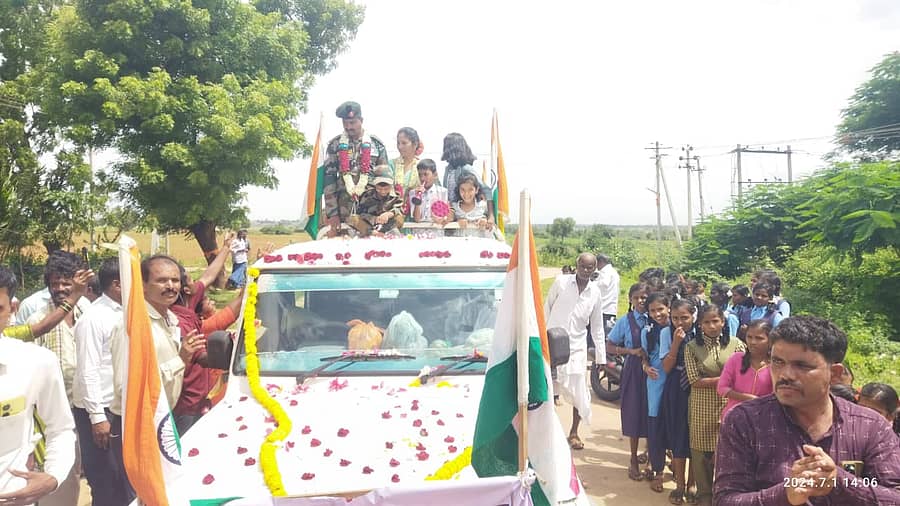 ಕುಕನೂರು ತಾಲ್ಲೂಕಿನ ಅರಿಕೇರಿ ಗ್ರಾಮಸ್ಥರು ನಿವೃತ್ತ ಯೋಧ ಬಸವರಾಜ ಕೆಂಚರೆಡ್ಡಪ್ಪ ಬಾವಿಕಟ್ಟಿ ಅವರನ್ನು ಮೆರವಣಿಗೆ ಮೂಲಕ ಸ್ವಾಗತಿಸಿದರು