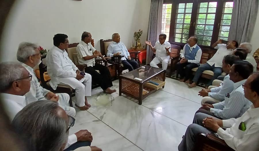 ಕಲಬುರಗಿಯಲ್ಲಿ ಸಂಸದ ರಾಮಕೃಷ್ಣ ದೊಡ್ಡಮನಿ ಅವರನ್ನು ಭೇಟಿ ಮಾಡಿದ ಲಕ್ಷ್ಮಣ ದಸ್ತಿ ನೇತೃತ್ವದ ನಿಯೋಗವು ಕಲ್ಯಾಣ ಭಾಗದ ರಚನಾತ್ಮಕ ಪ್ರಗತಿ ಕುರಿತು ಚರ್ಚಿಸಿತು