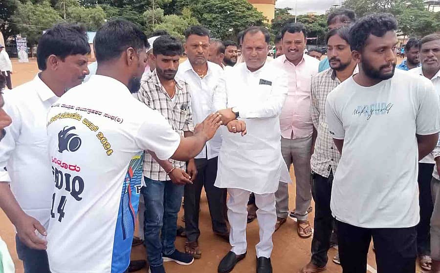 ಹಿರಿಯೂರಿನಲ್ಲಿ ಶುಕ್ರವಾರ ಹಮ್ಮಿಕೊಂಡಿದ್ದ ರಾಜ್ಯಮಟ್ಟದ ಟೆನ್ನಿಸ್ ಬಾಲ್ ಕ್ರಿಕೆಟ್ ಟೂರ್ನಿಯನ್ನು ಕಾಡುಗೊಲ್ಲರ ಸಂಘದ ರಾಜ್ಯ ಘಟಕದ ಅಧ್ಯಕ್ಷ ರಾಜಣ್ಣ ಉದ್ಘಾಟಿಸಿದರು