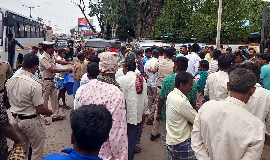 ಚನ್ನಪಟ್ಟಣದ ರೇಷ್ಮೆಗೂಡು ಮಾರುಕಟ್ಟೆಯಲ್ಲಿ ವಿದ್ಯುತ್ ಕಡಿತಗೊಂಡ ಕಾರಣ ಆಕ್ರೋಶಗೊಂಡ ರೈತರು ರಸ್ತೆತಡೆ ನಡೆಸಿ ಪ್ರತಿಭಟನೆ ನಡೆಸಿದರು