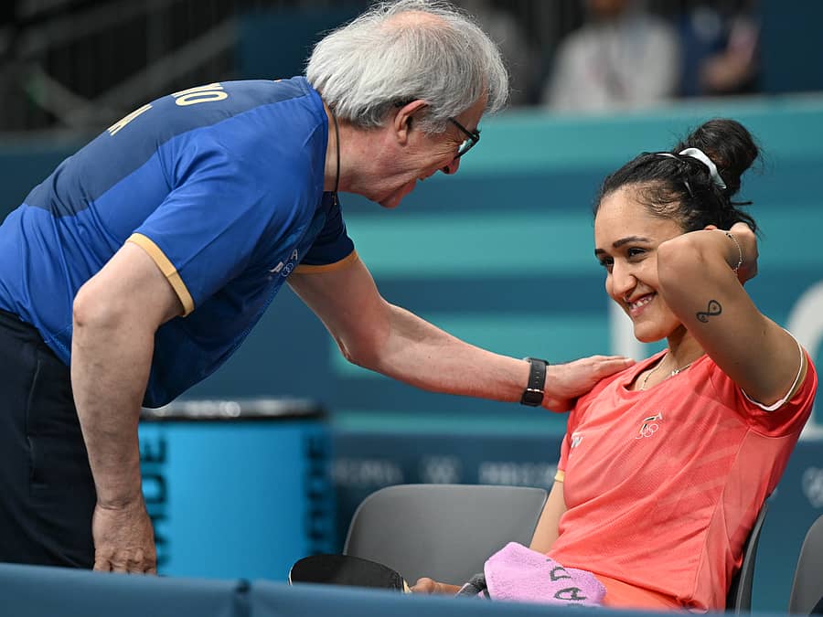 ಪಂದ್ಯವನ್ನು ಗೆದ್ದ ಮಣಿಕಾ ಬಾತ್ರಾ ಅವರನ್ನು ಭಾರತ ತಂಡದ ಕೋಚ್ ಮಾಸ್ಸಿಮೊ ಕಾನ್ಸ್‌ಟೆಂಟಿನಿ ಅಭಿನಂದಿಸಿದರು
–ಪ್ರಜಾವಾಣಿ ಚಿತ್ರ/ ಕೆ.ಎನ್‌. ಶಾಂತಕುಮಾರ್‌