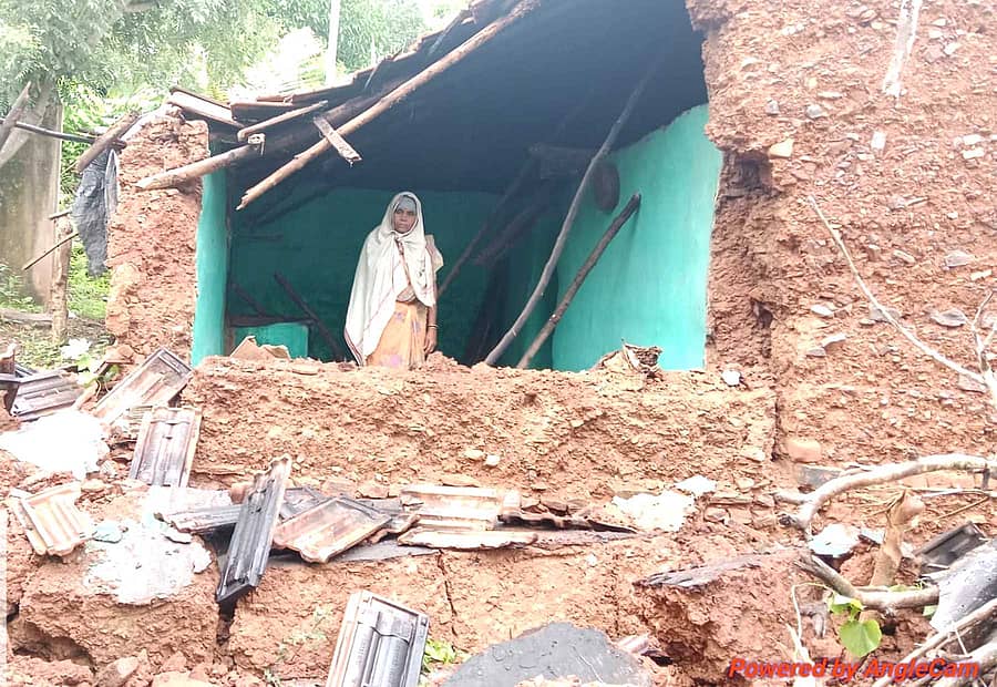 ಬಸವಾಪಟ್ಟಣ ಸಮೀಪದ ಹೊಸನಗರ ಗ್ರಾಮದ ಸರೋಜಾಬಾಯಿ ರೇಖಾನಾಯ್ಕ ಅವರ ಮನೆ ಕುಸಿದಿರುವುದು