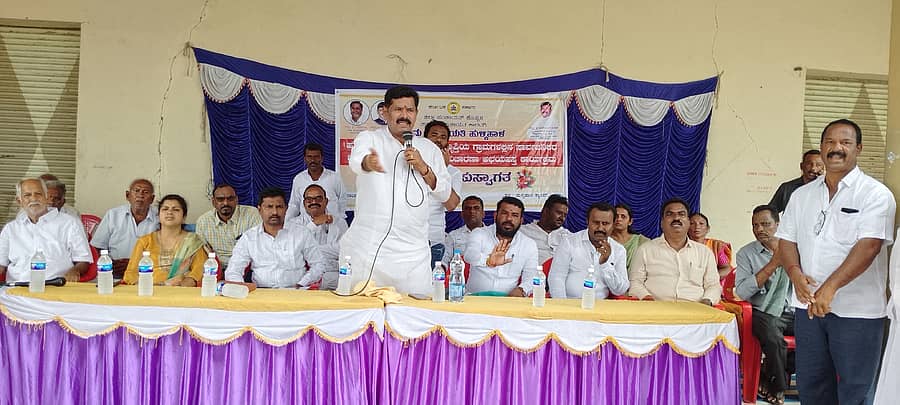 ಕಾರಟಗಿ ತಾಲ್ಲೂಕಿನ ಹುಳ್ಕಿಹಾಳ ಕ್ಯಾಂಪ್ನಲ್ಲಿ ಶುಕ್ರವಾರ ನಡೆದ ಅಭಯಹಸ್ತ, ಜನತಾದರ್ಶನ ಕಾರ್ಯಕ್ರಮದಲ್ಲಿ ಸಚಿವ ಶಿವರಾಜ ತಂಗಡಗಿ ಮಾತನಾಡಿದರು