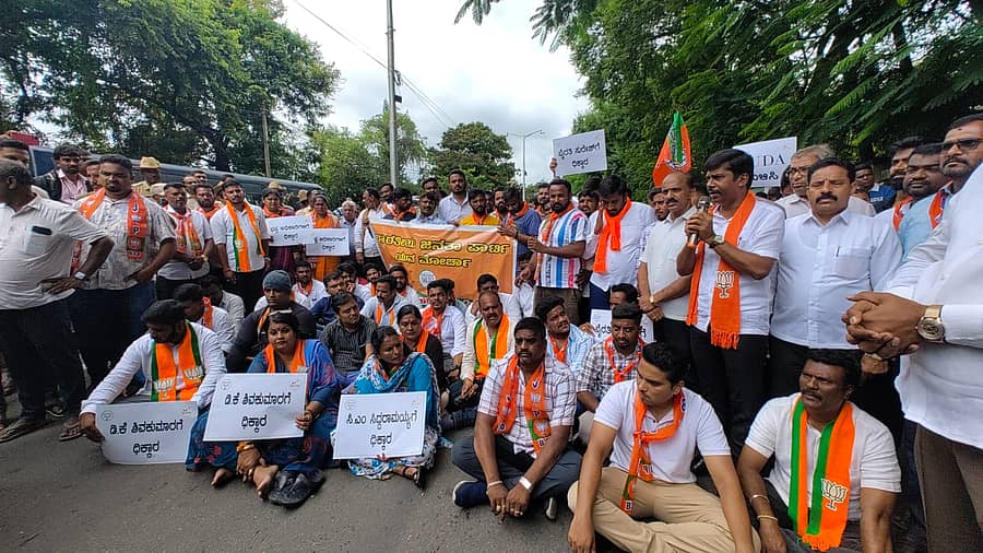 <div class="paragraphs"><p>ಮೈಸೂರು ನಗರಾಭಿವೃದ್ಧಿ ಪ್ರಾಧಿಕಾರದಲ್ಲಿ ನಿವೇಶನಗಳ ಹಂಚಿಕೆಯಲ್ಲಿ ಅಕ್ರಮ ಎಸಗಿರುವವರನ್ನು ಬಂಧಿಸಬೇಕು ಎಂದು ಒತ್ತಾಯಿಸಿ ಬಿಜೆಪಿ ಕಾರ್ಯಕರ್ತರು ಮೈಸೂರಿನ ರಾಮಸ್ವಾಮಿ ವೃತ್ತದ ಬಳಿ ಗುರುವಾರ ಪ್ರತಿಭಟನೆ ನಡೆಸಿದರು</p></div>