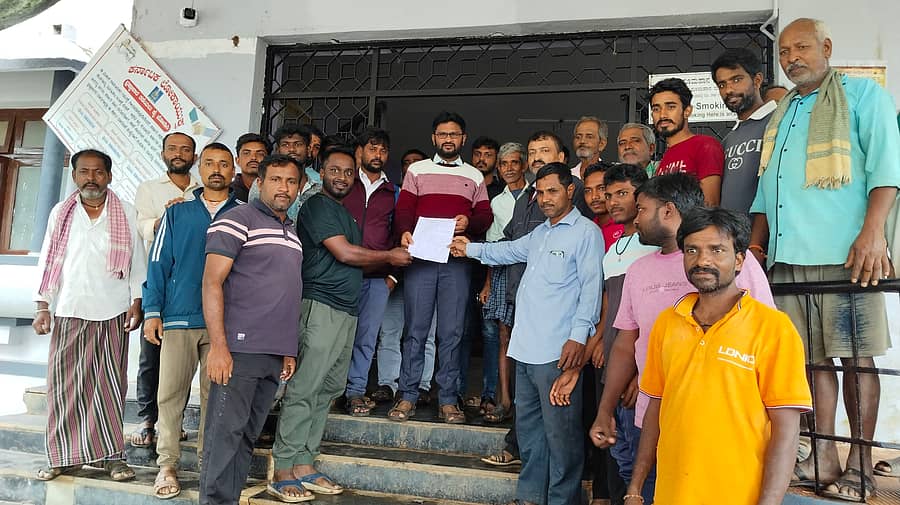 ಹುಲಗಿನಗಟ್ಟಿ ಗ್ರಾಮದ ಸರ್ಕಾರಿ ಶಾಲೆಯ ಸುತ್ತಲಿನ ಜಾಗ ಅತಿಕ್ರಮಣವನ್ನು ತೆರವುಗೊಳಿಸಲು ಗ್ರಾಮಸ್ಥರು ಕಲಘಟಗಿ ತಹಶೀಲ್ದಾರ್‌ ಯಲ್ಲಪ್ಪ ಗೋಣೆನ್ನವರಿಗೆ ಮನವಿ ಸಲ್ಲಿಸಿದರು 