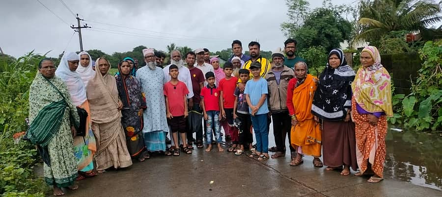 ಯಮಕನಮರಡಿ ಸಮೀಪದ ದಡ್ಡಿ ಗ್ರಾಮದಲ್ಲಿ ಹಲವು ಮನೆಗಳಿಗೆ ನೀರು ನುಗ್ಗಿದ ಕಾರಣ ಅಲ್ಲಿಯ ನಿವಾಸಿಗಳು ಆಕ್ರೋಶ ವ್ಯಕ್ತಪಡಿಸಿದರು