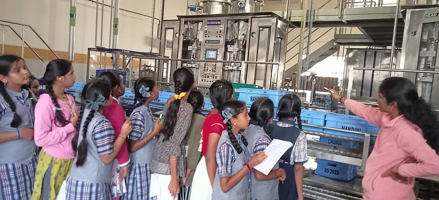 <div class="paragraphs"><p>ಯಳಂದೂರು ಎಸ್ಡಿವಿಎಸ್ ಆಂಗ್ಲ ಮಾಧ್ಯಮ ಶಾಲೆಯ ಮಕ್ಕಳನ್ನು ಪಠ್ಯೇತರ ಶೈಕ್ಷಣಿಕ ಪ್ರವಾಸದ ಭಾಗವಾಗಿ ಕುದೇರು ಗ್ರಾಮದಲ್ಲಿರುವ ಹಾಲು ಉತ್ಪಾದಕ ಒಕ್ಕೂಟಕ್ಕೆ (ಚಾಮೂಲ್) ಕರೆದೊಯ್ದು ಮಾಹಿತಿ ನೀಡಲಾಯಿತು.</p></div>