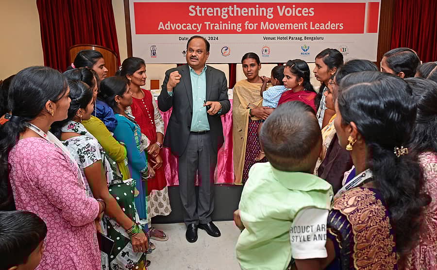 'ಬಾಲ್ಯ ವಿವಾಹಗಳನ್ನು ತಡೆಗಟ್ಟಲು ರಾಜ್ಯಮಟ್ಟದ ವಕೀಲಿ ತರಬೇತಿ' ಉದ್ಘಾಟನಾ ಕಾರ್ಯಕ್ರಮದಲ್ಲಿ ಸಮಗ್ರ ಮಕ್ಕಳ ರಕ್ಷಣಾ ನಿರ್ದೇಶನಾಲಯದ ನಿರ್ದೇಶಕ ಎಂ.ಆರ್ ರವಿ ಅವರು ಕರ್ನಾಟಕ ಬಾಲ್ಯವಿವಾಹ ವಿರೋಧಿ ವೇದಿಕೆಯ ಸದಸ್ಯರೊಂದಿಗೆ ಮಾತುಕತೆ ನಡೆಸಿದರು. -ಪ್ರಜಾವಾಣಿ ಚಿತ್ರ