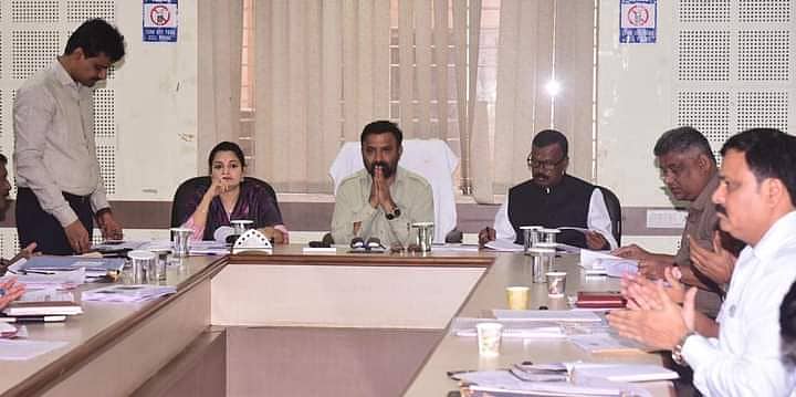 ಹುಬ್ಬಳ್ಳಿಯಲ್ಲಿ ಮಂಗಳವಾರ ನಡೆದ ಹು–ಧಾ ಮಹಾಣಗರ ಪಾಲಿಕೆ ಪ್ರಗತಿ ಪರಿಶೀಲನಾ ಸಭೆಯಲ್ಲಿ ಜಿಲ್ಲಾ ಉಸ್ತುವಾರಿ ಸಚಿವ ಸಂತೋಷ ಲಾಡ್‌ ಮಾತನಾಡಿದರು