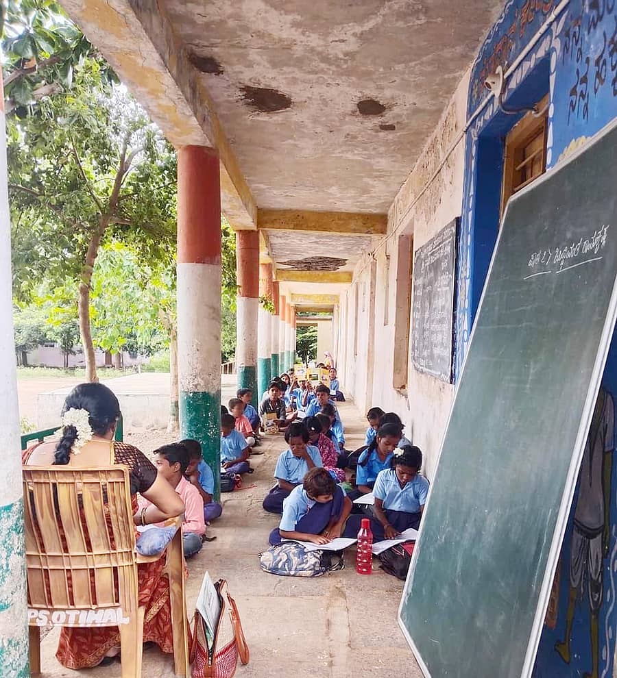 ಸಿಂದಗಿ ತಾಲ್ಲೂಕು ಓತಿಹಾಳ ಗ್ರಾಮದ ಸರ್ಕಾರಿ ಹಿರಿಯ ಪ್ರಾಥಮಿಕ ಶಾಲೆಯ ವರಾಂಡದಲ್ಲಿ ಶಿಕ್ಷಕರು ಮಕ್ಕಳಿಗೆ ಪಾಠ ಮಾಡುತ್ತಿರುವುದು