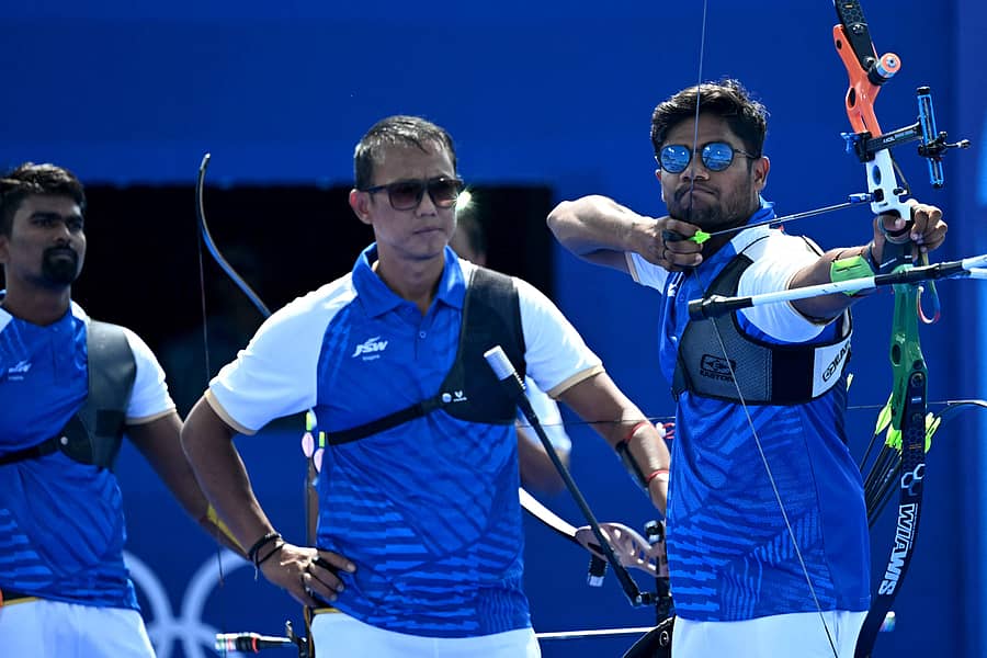 ಬಾಣ ಪ್ರಯೋಗ ಮಾಡುತ್ತಿರುವ ಧೀರಜ್ ಬೊಮ್ಮದೇವರ (ಬಲ). ತರುಣದೀಪ್ ರಾಯ್ (ಮಧ್ಯ), ಪ್ರವೀಣ್ ಜಾಧವ್ ಚಿತ್ರದಲ್ಲಿದ್ದಾರೆ –ಎಎಫ್ಪಿ ಚಿತ್ರ