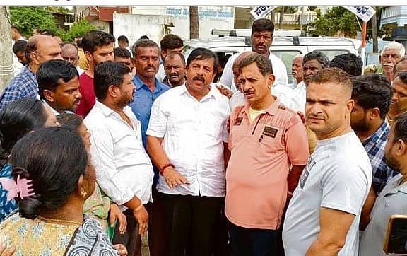 <div class="paragraphs"><p>ಮಾಗಡಿ ಗುಡ್ ಮಾರ್ನಿಂಗ್ ಕಾರ್ಯಕ್ರಮದ ಅಂಗವಾಗಿ ಶಾಸಕ ಎಚ್.ಸಿ. ಬಾಲಕೃಷ್ಣ ಅವರು ಬುಧವಾರ ಬೈಚಾಪುರದಲ್ಲಿ ಸಾರ್ವಜನಿಕರ ಸಮಸ್ಯೆ ಆಲಿಸಿದರು. ತಹಶೀಲ್ದಾರ್ ಶರತ್ ಕುಮಾರ್ ಜೊತೆಯಲ್ಲಿದ್ದರು</p></div>