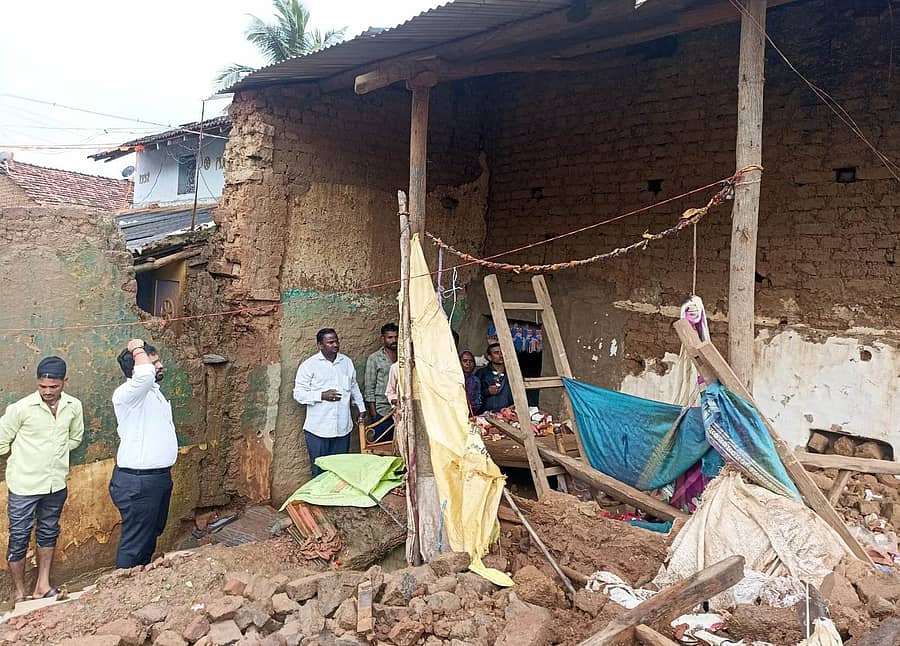 ಶಿಗ್ಗಾವಿ ತಾಲ್ಲೂಕಿನ ಅಂದಲಗಿ ಗ್ರಾಮಕ್ಕೆ ತಹಶೀಲ್ದಾರ್ ಸಂತೋಷ ಹಿರೇಮಠ ಭೇಟಿ ನೀಡಿ ಮಳೆಗೆ ಬಿದ್ದ ಮನೆ ಪರಿಶೀಲಿಸಿದರು