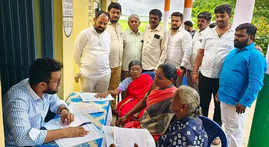 ಕುದೂರು ಹೋಬಳಿಯ ಹುಲಿಕಲ್ ಸರ್ಕಾರಿ ಹಿರಿಯ ಪ್ರಾಥಮಿಕ ಶಾಲಾ ಆವರಣದಲ್ಲಿ ಭಾನುವಾರ ಉಚಿತ ಆರೋಗ್ಯ ತಪಾಸಣಾ ಶಿಬಿರ ನಡೆಯಿತು