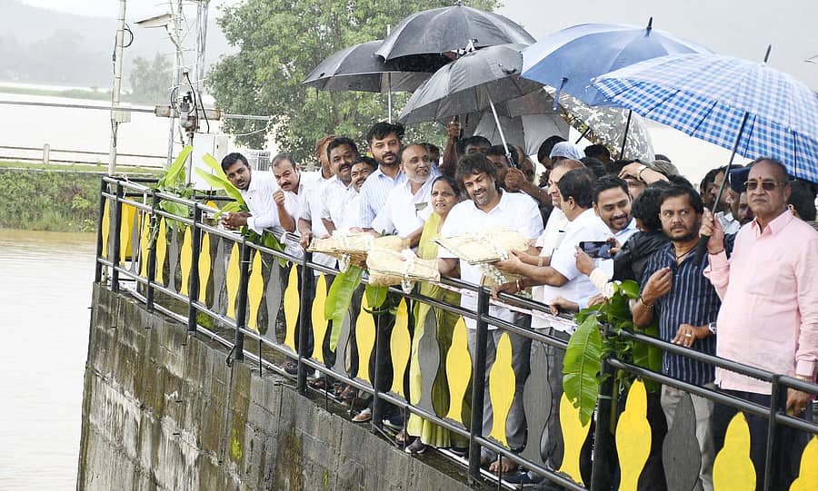 ಶಿವಮೊಗ್ಗ ಸಮೀಪದ ಗಾಜನೂರಿನ ತುಂಗಾ ಜಲಾಶಯಕ್ಕೆ ಜಿಲ್ಲಾ ಉಸ್ತುವಾರಿ ಸಚಿವ ಮಧು ಬಂಗಾರಪ್ಪ ಭಾನುವಾರ ಬಾಗಿನ ಅರ್ಪಿಸಿದರು