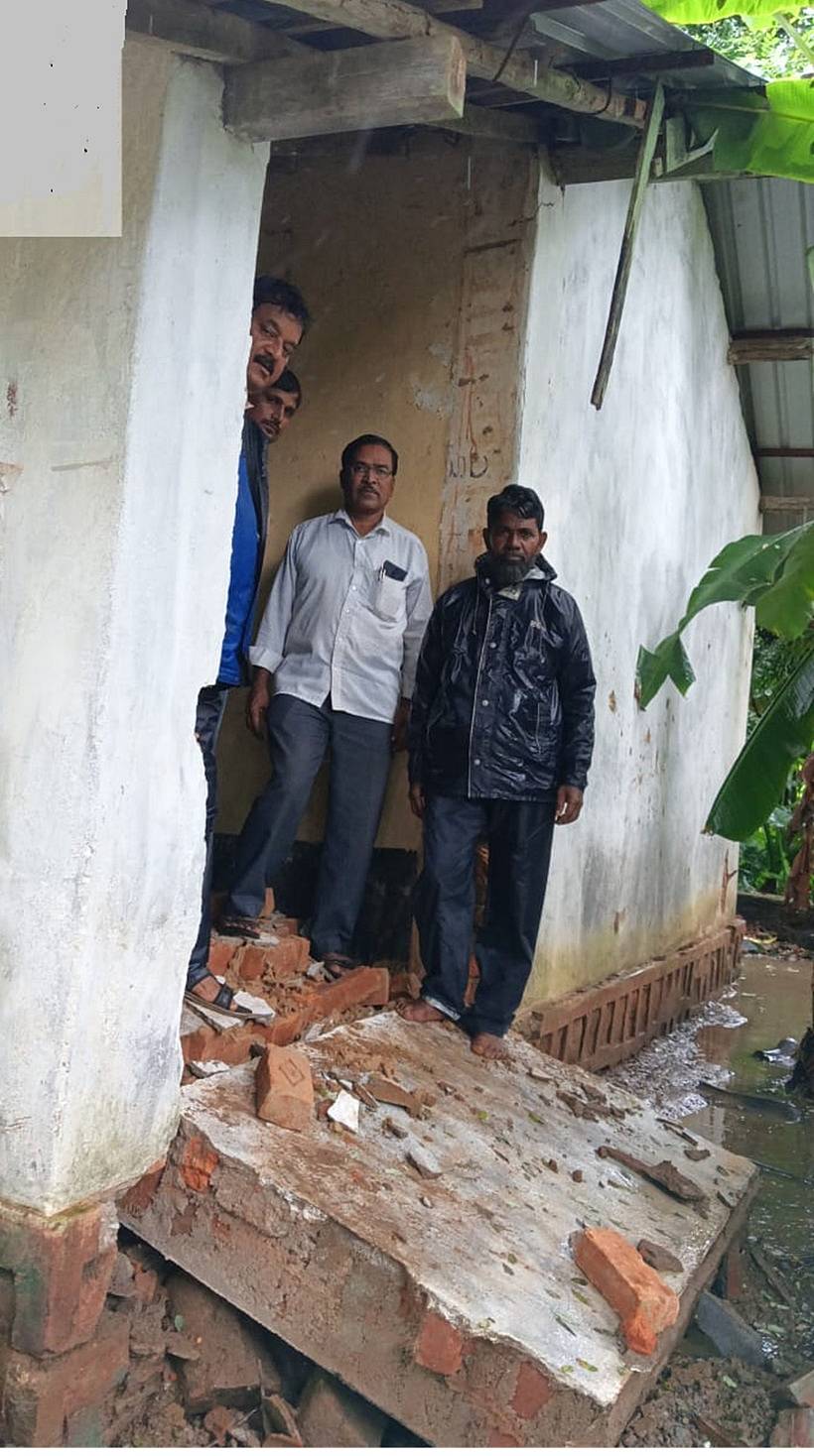 ಮುಂಡಗೋಡ ತಾಲ್ಲೂಕಿನ ಕರವಳ್ಳಿ ಶಾಲೆಯ ಗೋಡೆಯು ಮಳೆಯಿಂದ ಕುಸಿದಿರುವುದು