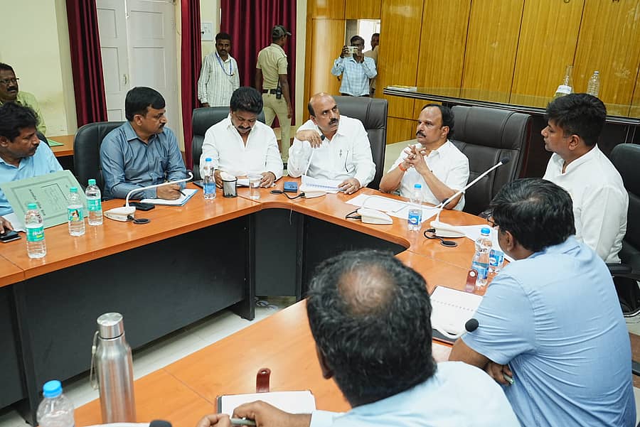 ಜಿಲ್ಲಾಧಿಕಾರಿ ಕಚೇರಿ ಸಭಾಂಗಣದಲ್ಲಿ ಶನಿವಾರ ಜಿಲ್ಲಾ ಉಸ್ತುವಾರಿ ಸಚಿವ ಡಿ.ಸುಧಾಕರ್ ಅಧ್ಯಕ್ಷತೆಯಲ್ಲಿ ಡೆಂಗಿ ನಿಯಂತ್ರಣ ಪ್ರಗತಿ ಪರಿಶೀಲನಾ ಸಭೆ ನಡೆಯಿತು. ಟಿ.ರಘುಮೂರ್ತಿ, ಟಿ.ವೆಂಕಟೇಶ್, ಕೆ.ಸಿ.ವೀರೇಂದ್ರ, ಎಸ್.ಜೆ.ಸೋಮಶೇಖರ್ ಇದ್ದಾರೆ