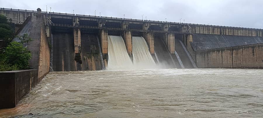 ಹುಕ್ಕೇರಿ ತಾಲ್ಲೂಕಿನ ಶಿರೂರ ಜಲಾಶಯದ ಎರಡು ಕ್ರಸ್ಟ್ಗೇಟ್ ತೆರೆದು ನೀರು ಬಿಡುಗಡೆ ಮಾಡಲಾಯಿತು