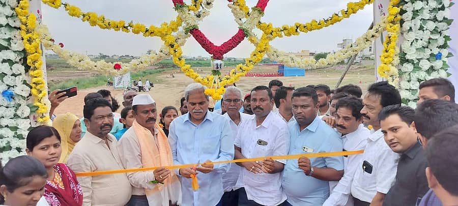 ಶಹಾಪುರ ನಗರದ ಐಡಿಎಸ್‌ಎಂಟಿ ಯೋಜನೆ ಅಡಿ ಶನಿವಾರ ನೂತನವಾಗಿ 84 ನಿವೇಶನಗಳ ಲೇ ಔಟ್ ಪ್ರದೇಶವನ್ನು ಜಿಲ್ಲಾ ಉಸ್ತುವಾರಿ ಸಚಿವ ಶರಣಬಸಪ್ಪ ದರ್ಶನಾಪುರ ಉದ್ಘಾಟಿಸಿದರು. ಪೌರಾಯುಕ್ತ ರಮೇಶ ಬಡಿಗೇರ, ಆಶ್ರಯ ಸಮಿತಿ ಅಧ್ಯಕ್ಷ ವಸಂತ ಸುರಪುರಕರ್ ಉಪಸ್ಥಿತರಿದ್ದರು