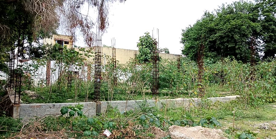 ಮೊಳಕಾಲ್ಮುರಿನ ಬಿಆರ್ಸಿ ಕಚೇರಿ ಸಮೀಪ ಅರ್ಧಕ್ಕೆ ಸ್ಥಗಿತವಾಗಿರುವ ಕ್ಷೇತ್ರ ಶಿಕ್ಷಣಾಧಿಕಾರಿಗಳ ಕಚೇರಿ ಕಟ್ಟಡ.