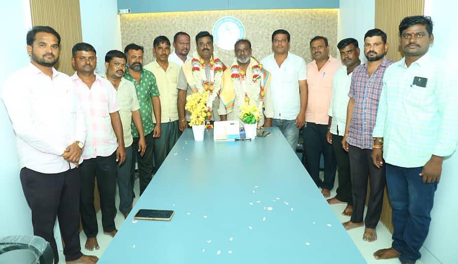 <div class="paragraphs"><p>ಕನಕಗಿರಿಯ ಶಿವಗಿರಿ ಸೌಹಾರ್ದ ಸಹಕಾರಿ ನಿಯಮಿತ ಸಂಘದ ಅಧ್ಯಕ್ಷ ಹಾಗೂ ಉಪಾಧ್ಯಕ್ಷರಾಗಿ ಆಯ್ಕೆಯಾದ ವೆಂಕಾರೆಡ್ಡಿ ಕೆರಿ ಹಾಗೂ ರಾಘವೇಂದ್ರ ಯಲಬುರ್ಗಿ ಅವರನ್ನು ನಿರ್ದೇಶಕರು ಸನ್ಮಾನಿಸಿದರು</p></div>