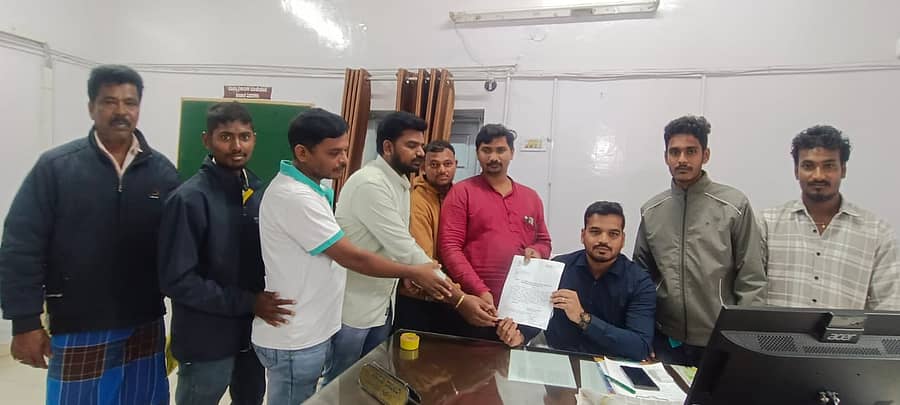 ಹೊಸದುರ್ಗದ ನಾಯಕ ಸಮುದಾಯದಿಂದ ವಾಲ್ಮೀಕಿ ನಿಗಮದ ಹಗರಣವನ್ನು ಸಿಬಿಐಗೆ ಒಪ್ಪಿಸುವಂತೆ ಒತ್ತಾಯಿಸಿ ಮನವಿ ಸಲ್ಲಿಸಲಾಯಿತು