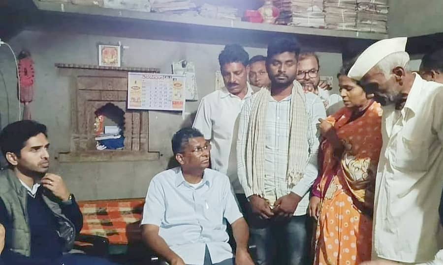 ಆತ್ಮಹತ್ಯೆಗೆ ಮಾಡಿಕೊಂಡ ರೈತ ಬಸವರಾಜ ಸಗರೆ ಮನೆಗೆ ಜಿಲ್ಲಾ ಉಸ್ತುವಾರಿ ಸಚಿವ ಸತೀಶ್ ಜಾರಕಿಹೊಳಿ ಭೇಟಿ ನೀಡಿ, ಕುಟುಂಬಸ್ಥರಿಗೆ ಸಾಂತ್ವನ ಹೇಳಿದರು