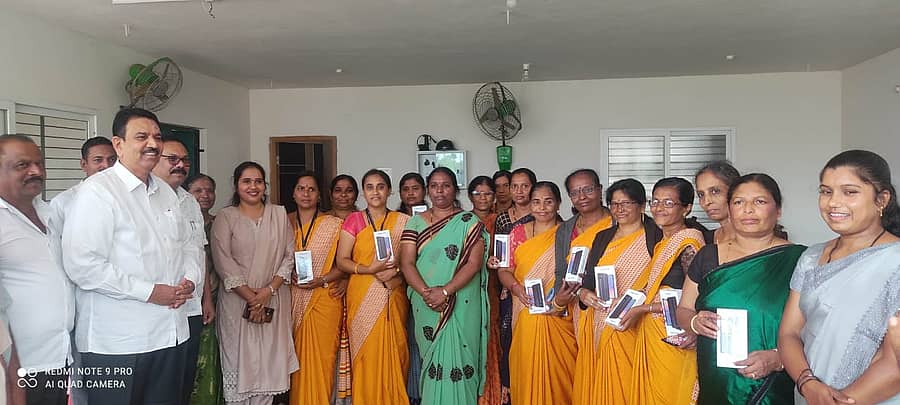 ನರಗುಂದದಲ್ಲಿ ರಾಷ್ಟ್ರೀಯ ಪೋಷಣ್ ಅಭಿಯಾನದ ಅಡಿಯಲ್ಲಿ ಅಂಗನವಾಡಿ ಕಾರ್ಯಕರ್ತೆಯರಿಗೆ ಸ್ಮಾರ್ಟ್ ಫೋನ್ಗಳನ್ನು ವಿತರಿಸಲಾಯಿತು